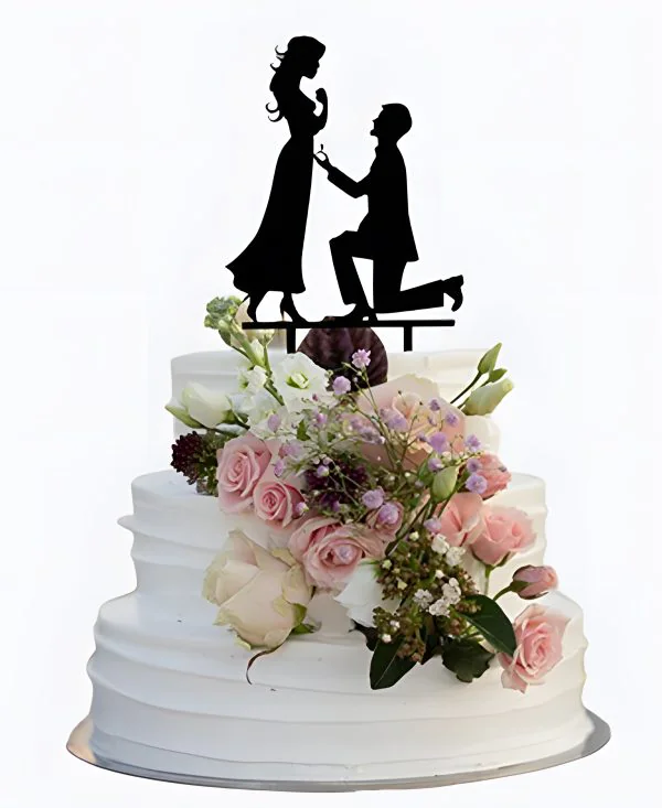 Трехъярусный торт с букетом цветов на сватовство Трехъярусный торт с букетом цветов на сватовство Фото