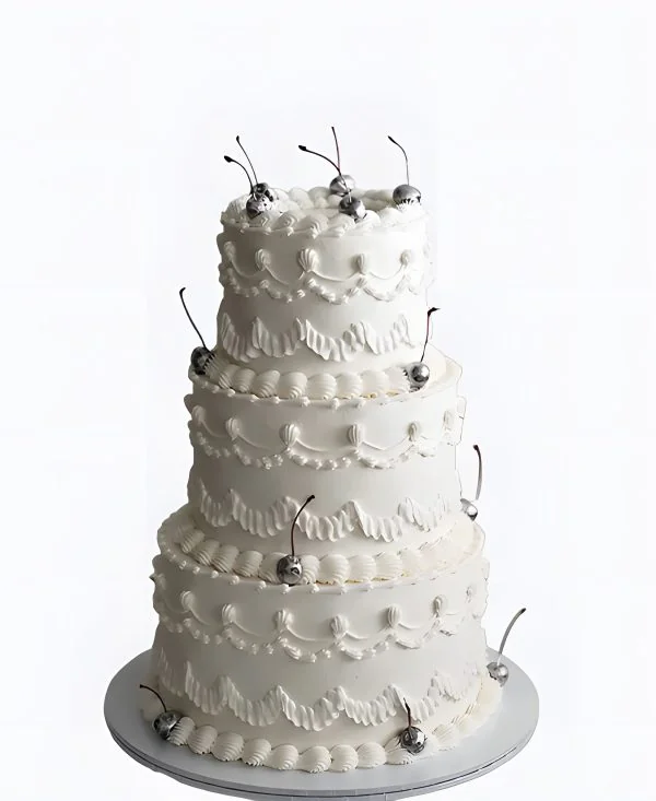 Трехъярусный трендовый торт с серебряными вишнями на свадьбу Трехъярусный трендовый торт с серебряными вишнями на свадьбу Фото