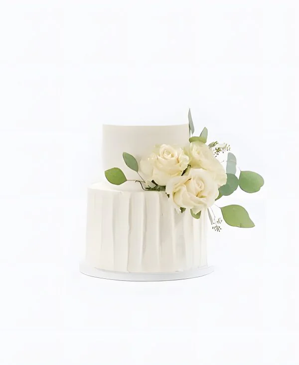 Трендовый свадебный торт с белыми розами Трендовый свадебный торт с белыми розами Фото