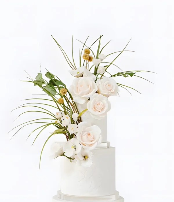 Трендовый свадебный торт с букетом цветов Трендовый свадебный торт с букетом цветов Фото
