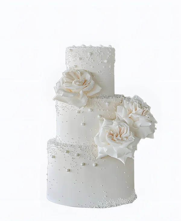 Трендовый свадебный торт с бусинами и цветами Трендовый свадебный торт с бусинами и цветами Фото