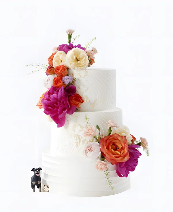 Трендовый свадебный торт с фигуркой собаки и цветами Трендовый свадебный торт с фигуркой собаки и цветами Фото
