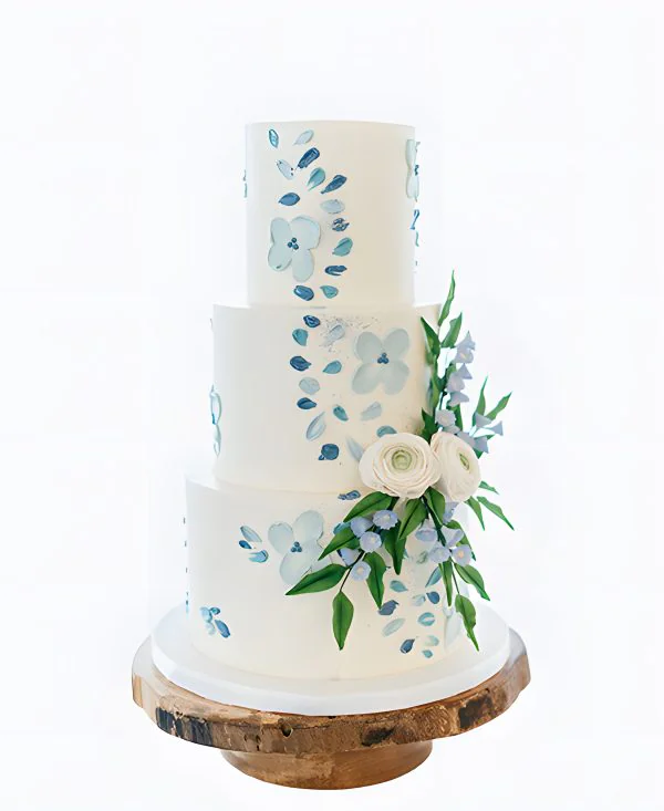 Трендовый свадебный торт с голубым узором и цветами Трендовый свадебный торт с голубым узором и цветами Фото