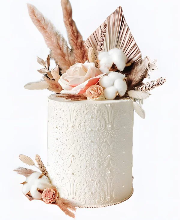 Трендовый свадебный торт с хлопком и золотым украшением Трендовый свадебный торт с хлопком и золотым украшением Фото