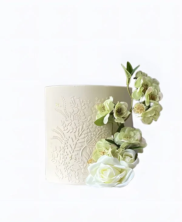 Трендовый свадебный торт с узором и цветами Трендовый свадебный торт с узором и цветами Фото