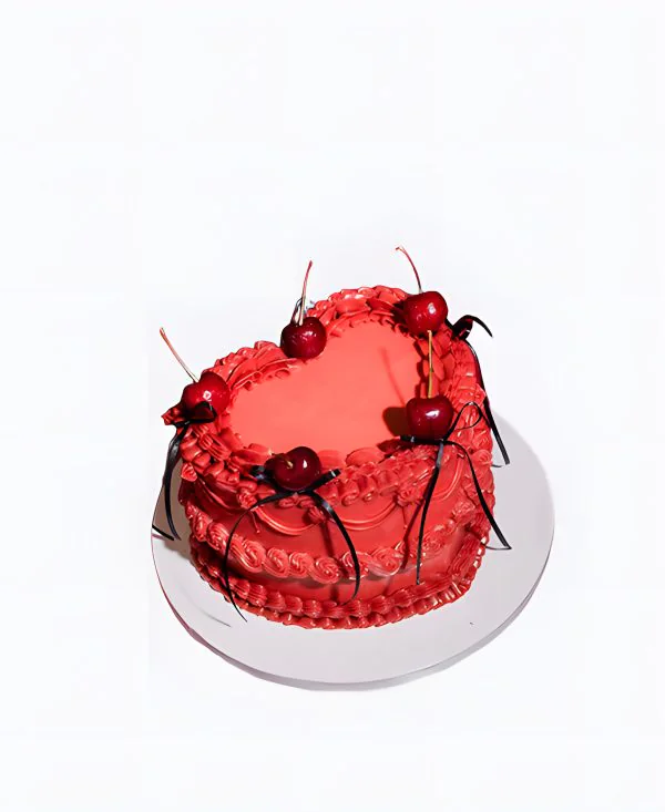 Трендовый свадебный торт в виде сердца с вишней Трендовый свадебный торт в виде сердца с вишней Фото