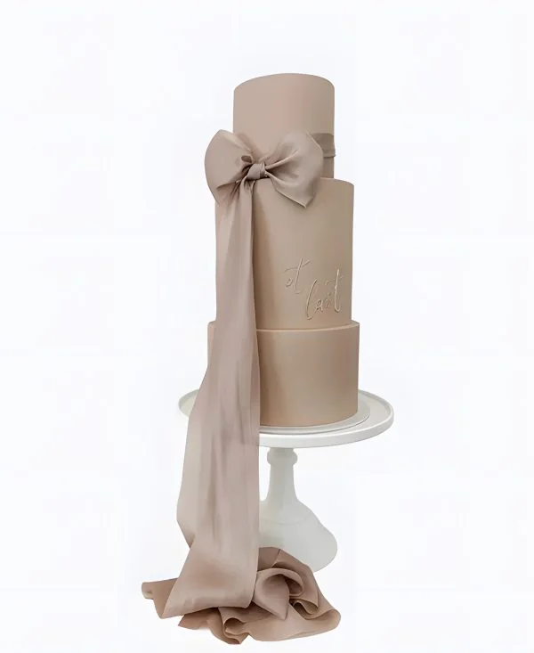 Трендовый торт на свадьбу кофейного цвета с бантом Трендовый торт на свадьбу кофейного цвета с бантом Фото