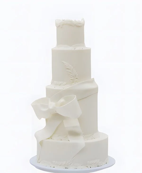 Трендовый торт на свадьбу с белым бантом Трендовый торт на свадьбу с белым бантом Фото
