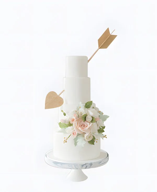 Трендовый торт на свадьбу с букетом и стрелой Трендовый торт на свадьбу с букетом и стрелой Фото