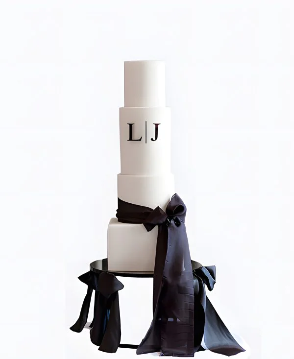 Трендовый торт на свадьбу с инициалами и черным бантом Трендовый торт на свадьбу с инициалами и черным бантом Фото