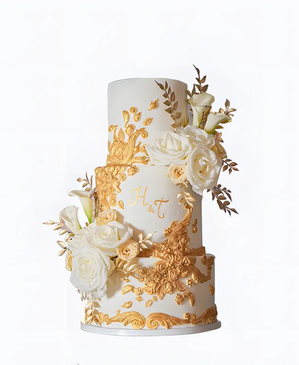 Трендовый торт на свадьбу с золотыми вензелями Трендовый торт на свадьбу с золотыми вензелями Фото