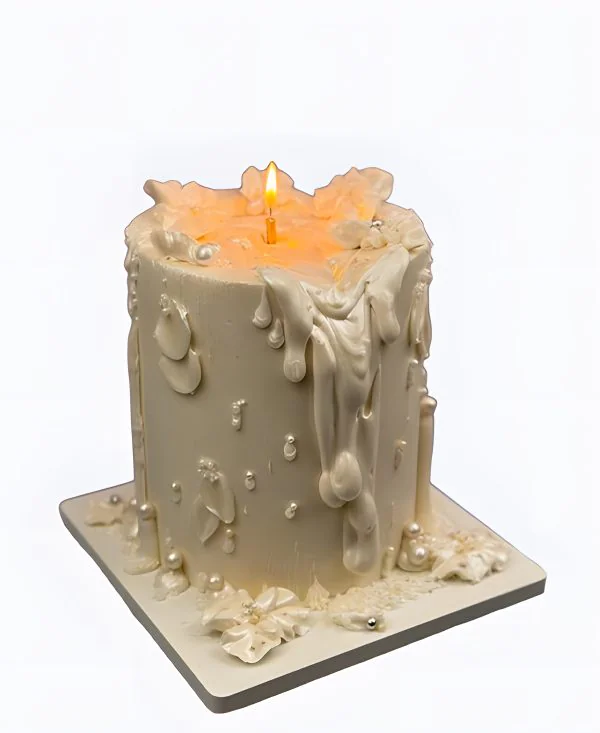 Трендовый торт на свадьбу в виде свечи с бусинами Трендовый торт на свадьбу в виде свечи с бусинами Фото