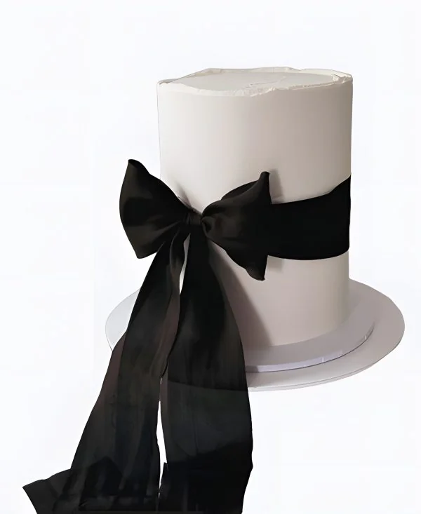 Трендовый торт с большим черным бантом на свадьбу Трендовый торт с большим черным бантом на свадьбу Фото