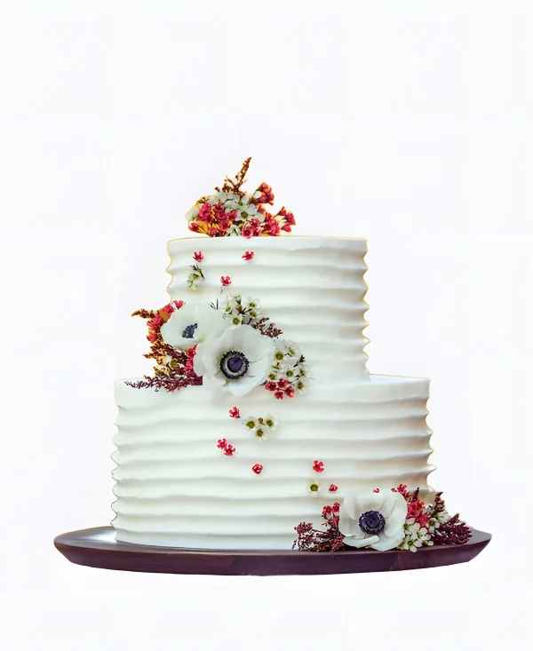 Трендовый торт с изящными цветами на свадьбу Трендовый торт с изящными цветами на свадьбу Фото