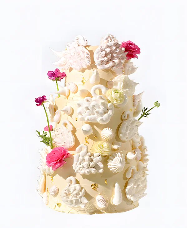 Трендовый торт с необычными украшениями на свадьбу Трендовый торт с необычными украшениями на свадьбу Фото