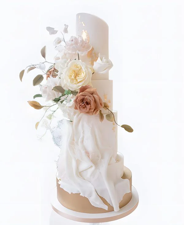 Трендовый торт с золотом и цветами на свадьбу Трендовый торт с золотом и цветами на свадьбу Фото