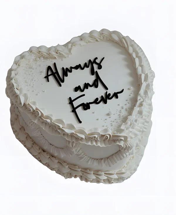 Трендовый торт в виде сердца на свадьбу Трендовый торт в виде сердца на свадьбу Фото