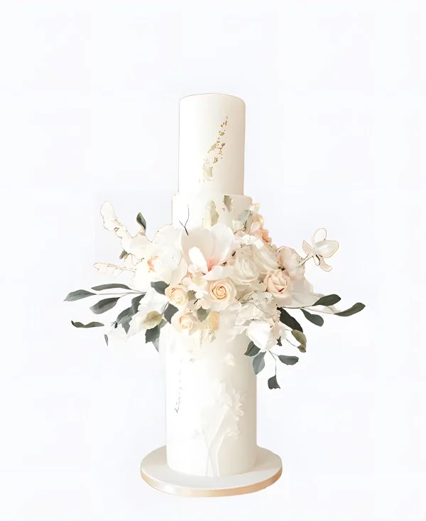 Высокий трендовый свадебный торт с букетом цветов Высокий трендовый свадебный торт с букетом цветов Фото