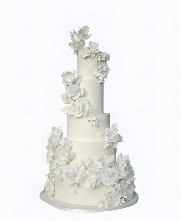 Высокий трендовый торт с белоснежными цветами на свадьбу Высокий трендовый торт с белоснежными цветами на свадьбу Фото