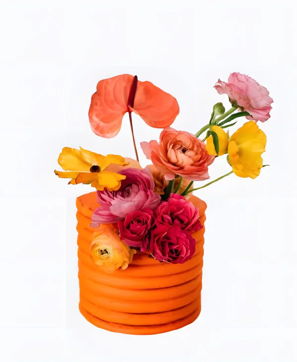 Яркий трендовый торт с цветами на свадьбу Яркий трендовый торт с цветами на свадьбу Фото