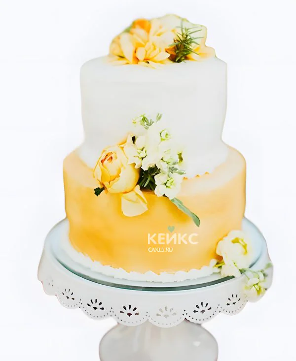 Желтый свадебный торт с цветами двухцветный Фото