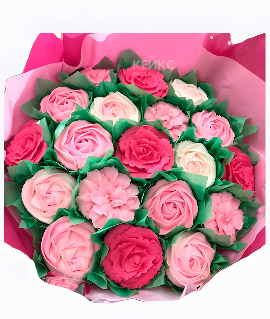 Букет из капкейков в розовой упаковочной бумаге Фото