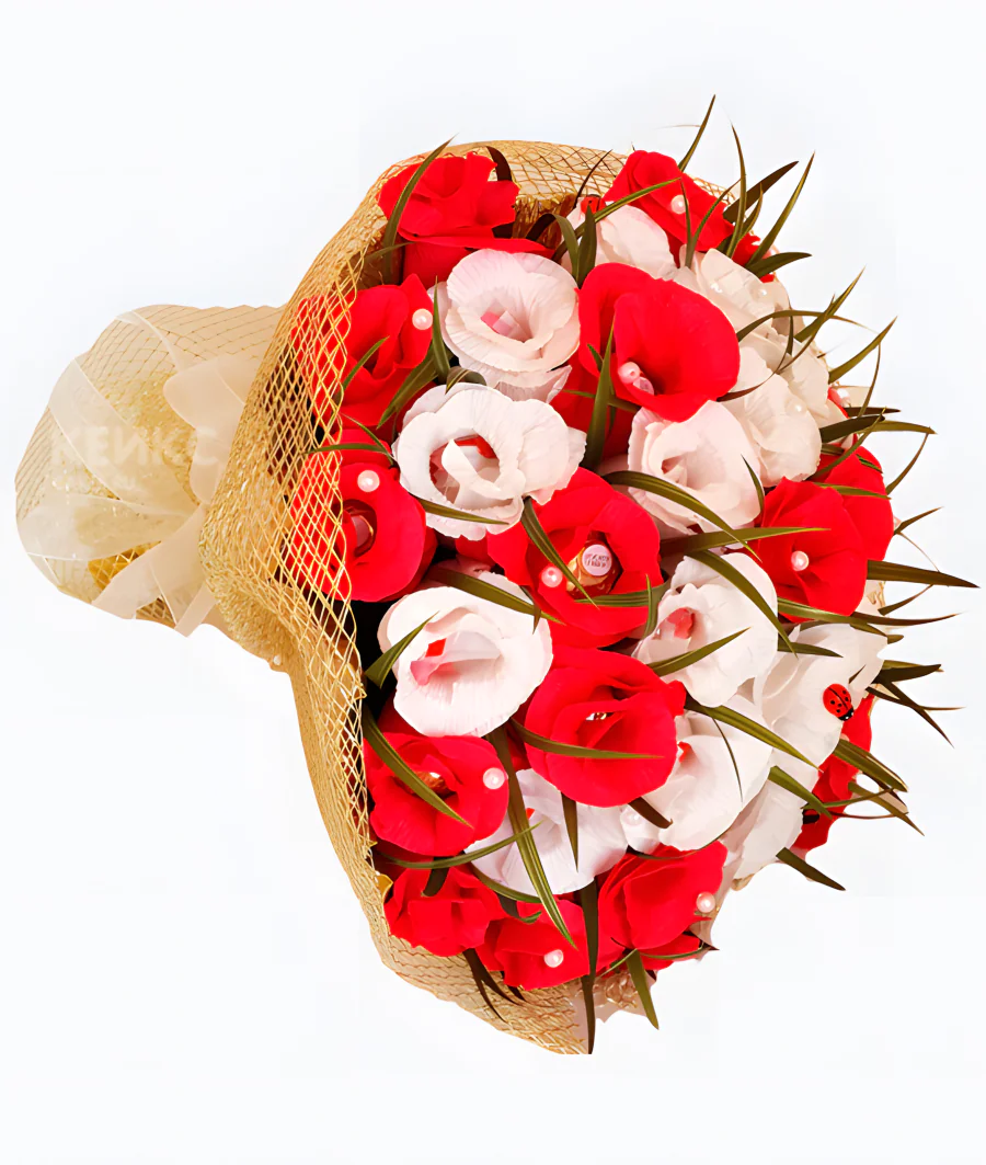 Букет с конфетами и розами из красно-белой бумаги Фото