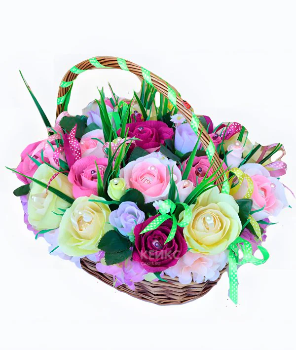 Букет с конфетами в корзине 1 Фото