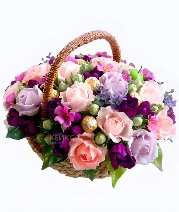 Букет с конфетами в корзине 3 Фото
