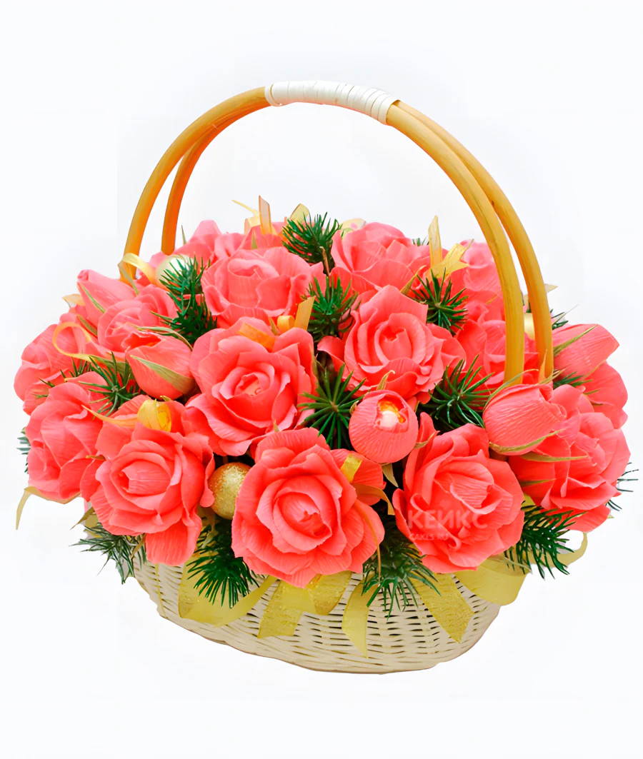 Букет с плетеной желтой корзиной с конфетами и розовыми цветами Фото