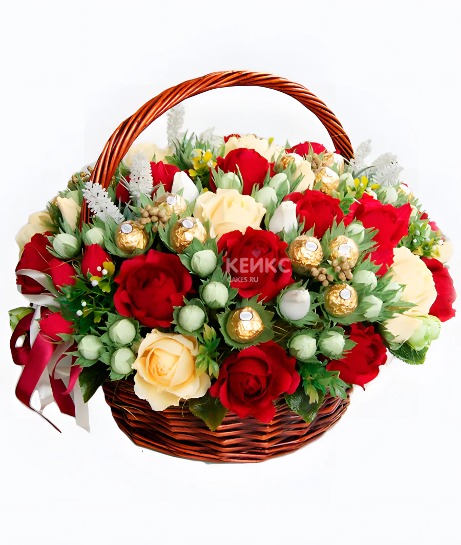 Букет с конфетами в корзине Фото