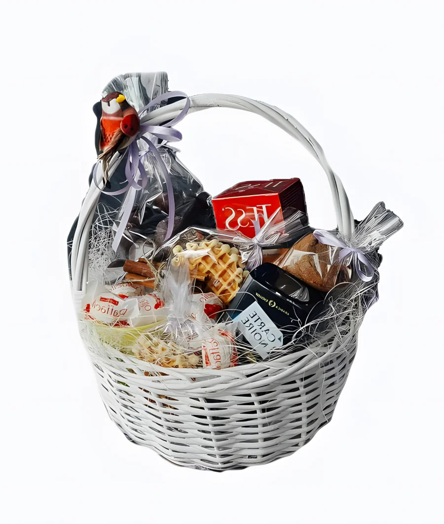 Корзина с конфетами и чаем Фото