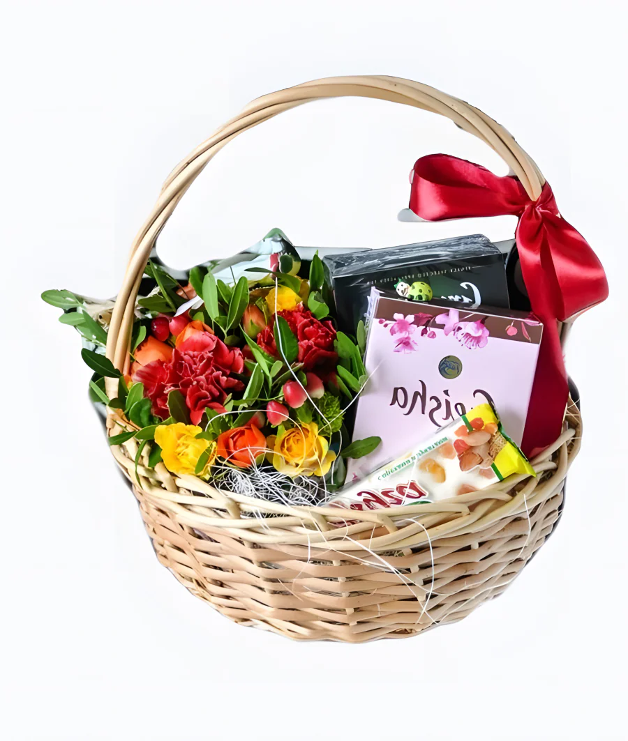 Корзина с конфетами и цветами Фото