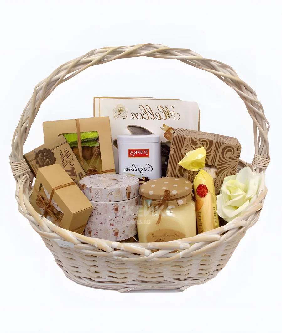 Корзина с медом и чаем и другими вкусностями Фото