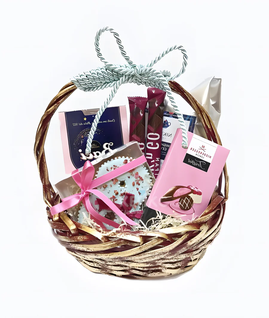 Корзина с пряниками, шоколадом и бантиком Фото