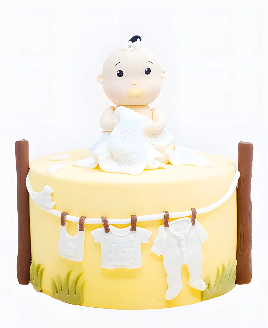 Торт с малышом и одеждой Фото