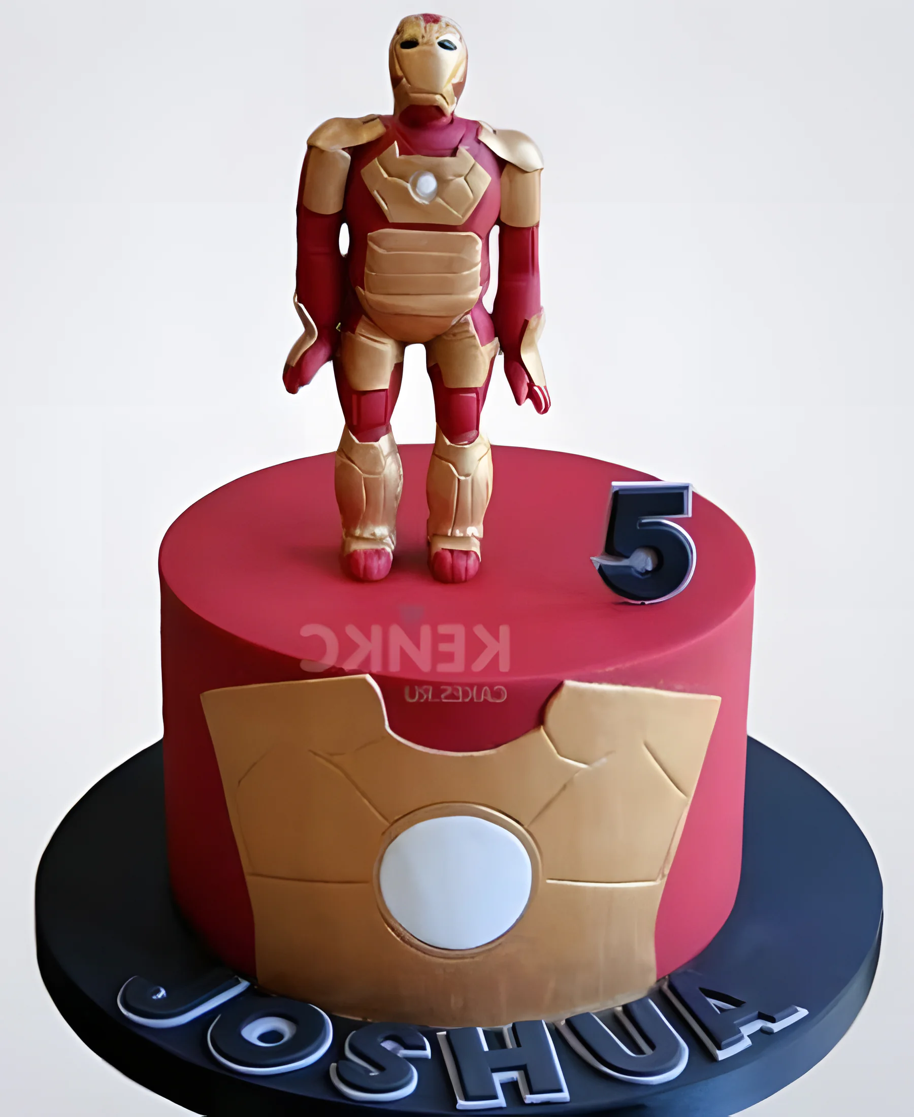 Красно-желтый торт с фигуркой Железного человека и цифрой Фото