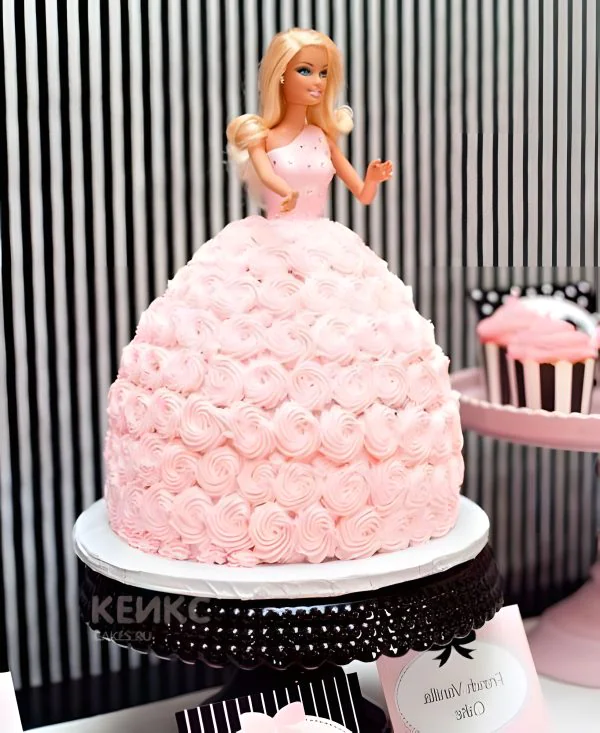 Торт Барби в платье из цветов Фото