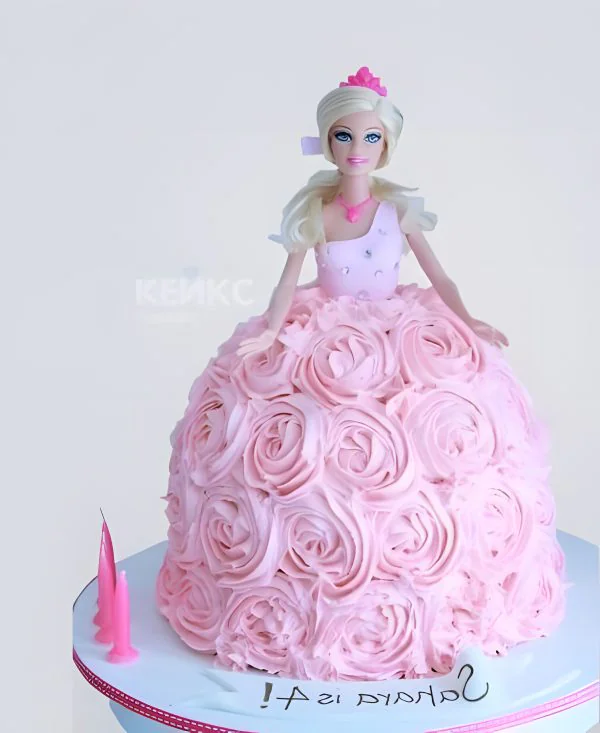 Торт Барби в нежно-розовом платье из цветов Фото