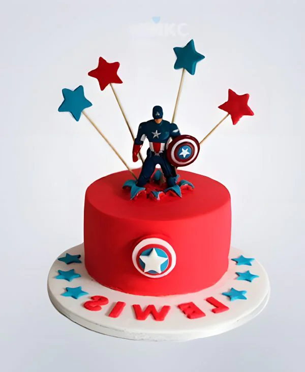 Ярко - красный торт с фигуркой Капитана Америки Фото