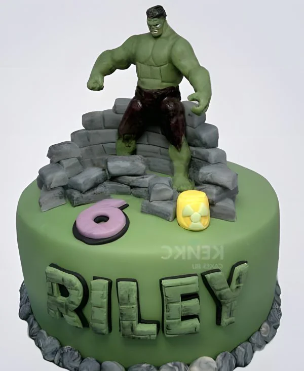 Торт с фигуркой Халка и серой полуразрушенной стеной Фото