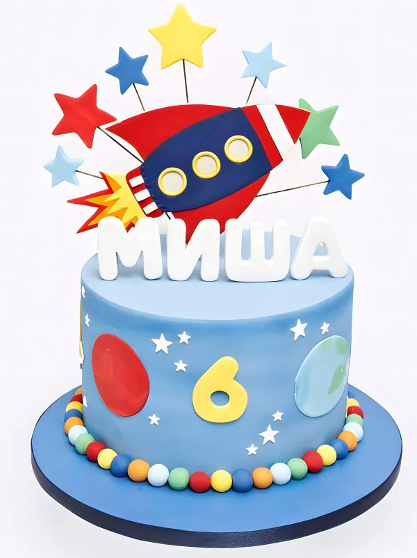 Торт с фигуркой мультяшной ракеты и звездами Фото