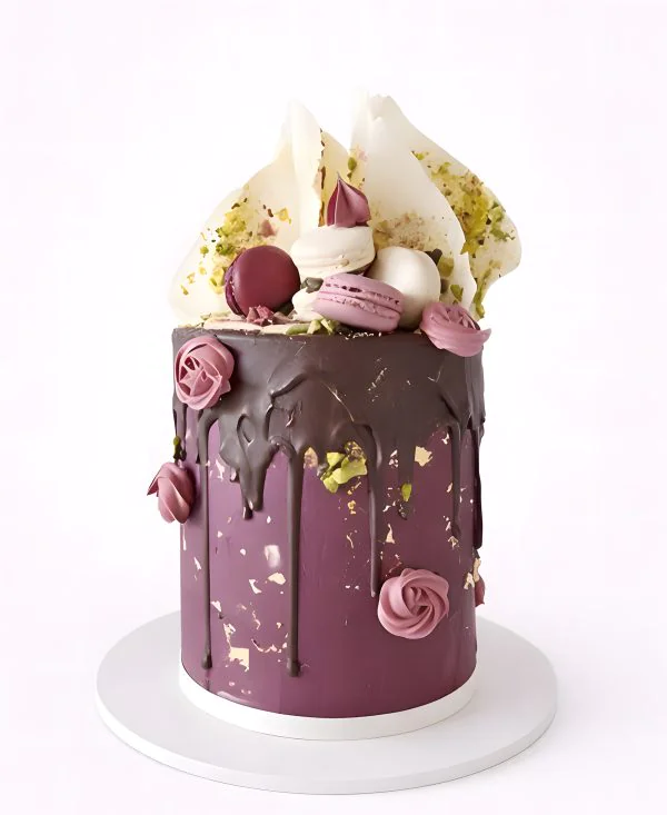 Шикарный торт девушке с макарунами и позолотой Фото