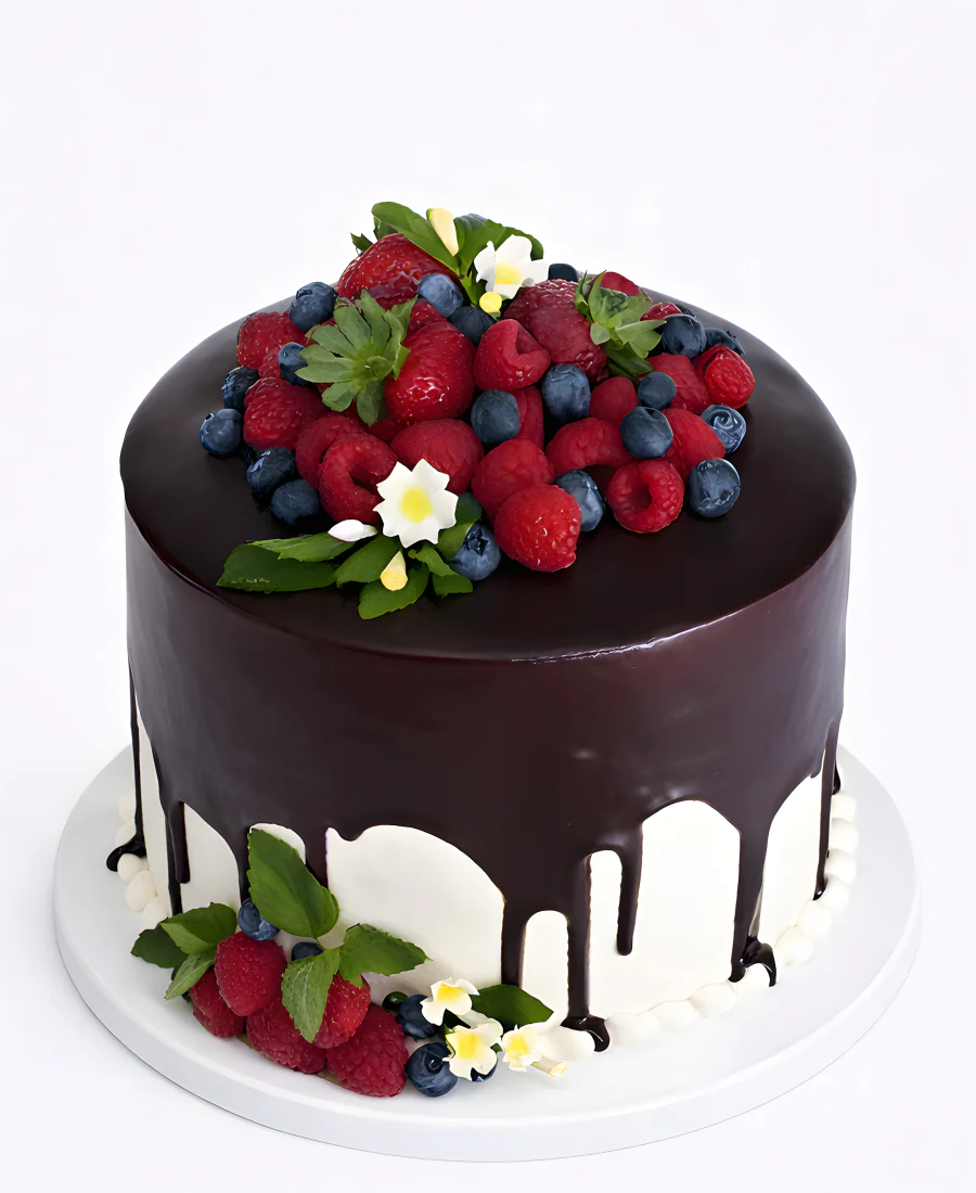 Аппетитный торт украшенный ягодами на день рождения Фото