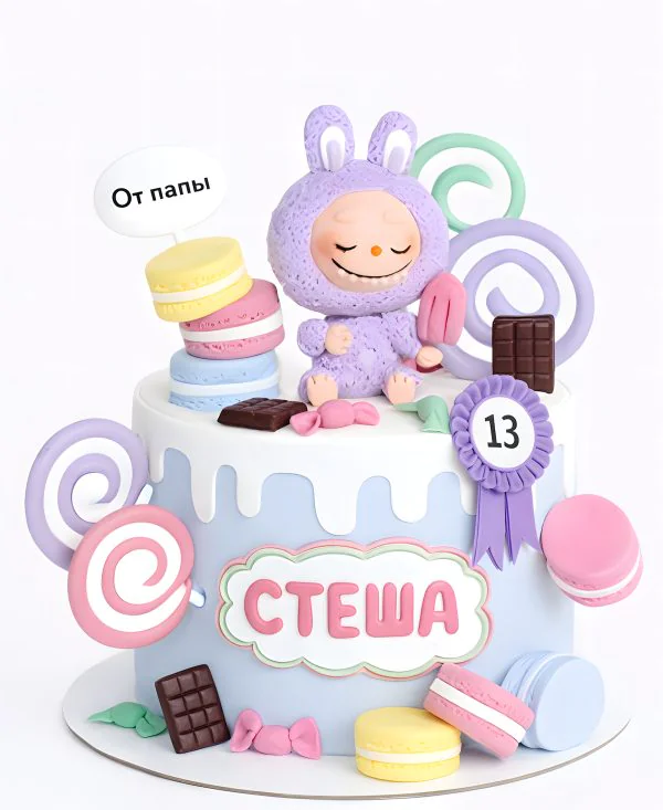 Торт Лабубу в пастельных тонах со сладостями Фото