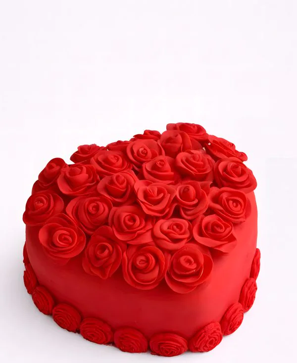Торт на 14 февраля в виде красного сердца с цветами Фото