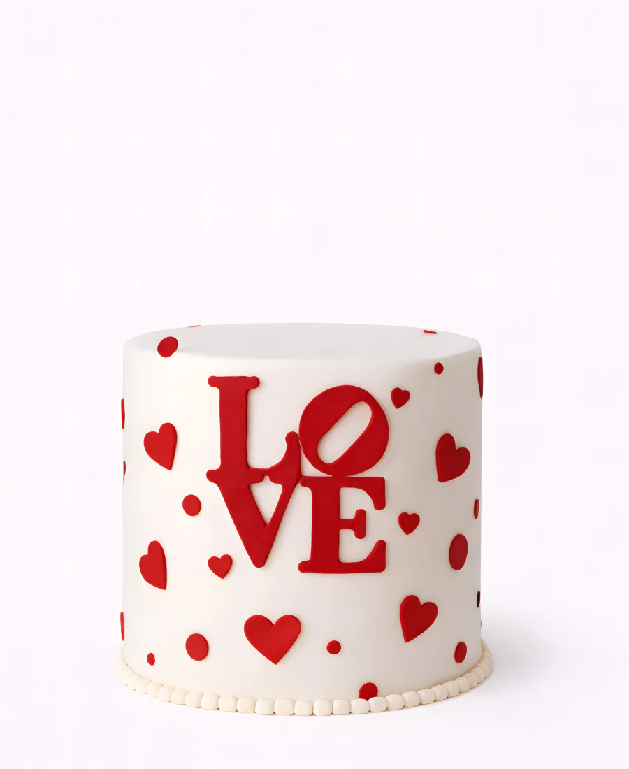 Торт на 14 февраля с сердечками и надписью Love Фото