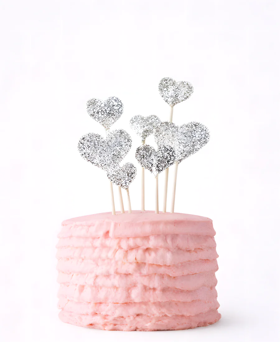 Торт с серебристыми сердечками на 14 февраля Фото