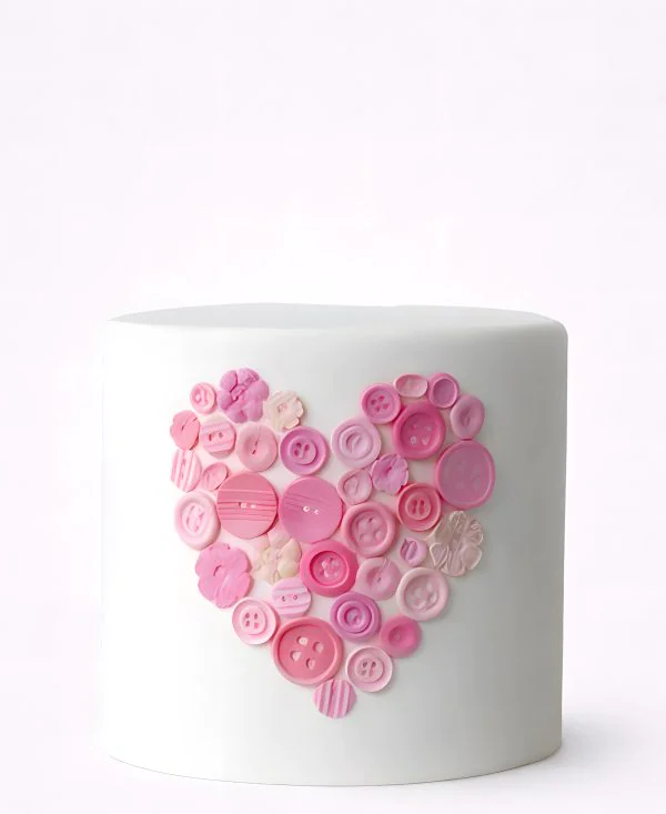 Торт на 14 февраля с сердцем из пуговиц Фото