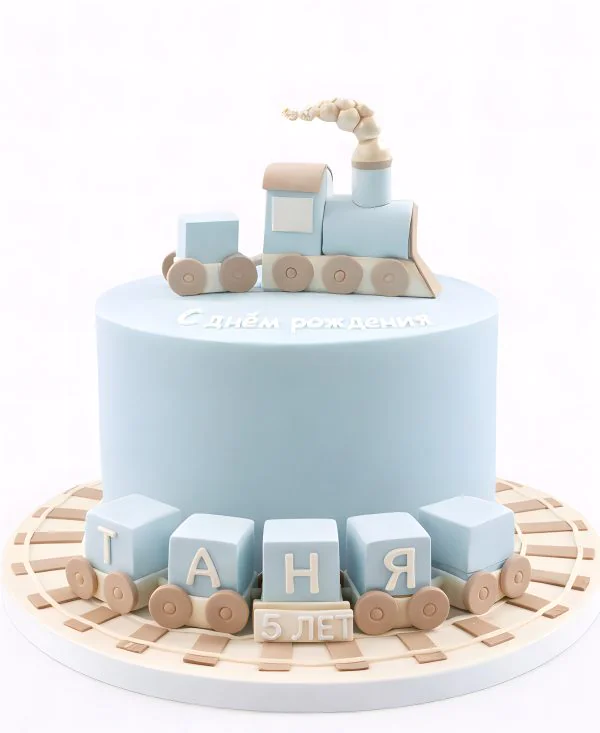 Голубой торт в виде железной дороги с паровозиком и вагончиками Фото